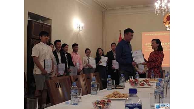 L'ambassadrice du Vietnam en Mongolie, Doàn Thi Huong remet la décision de réception des étudiants mongols au Vietnam. Photo : https://baoquocte.vn