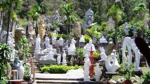 Les sculptures en pierre du village artisanal de Non Nuoc, dans la ville de Dà Nang (Centre). Photo: VNA.