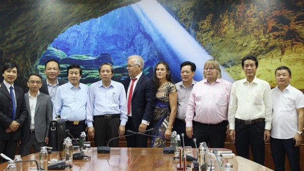 Photo de famille entre les autorités de Quang Binh et les représentants de certaines sociétés allemandes. Photo : DT.
