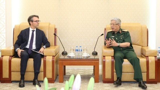 Le vice-ministre vietnamien de la Défense Nguyên Chi Vinh (à droite) et l'ambassadeur Giorgio Aliberti, représentant en chef de la délégation de l'UE au Vietnam, le 8 octobre à Hanoi. Photo : QDND.