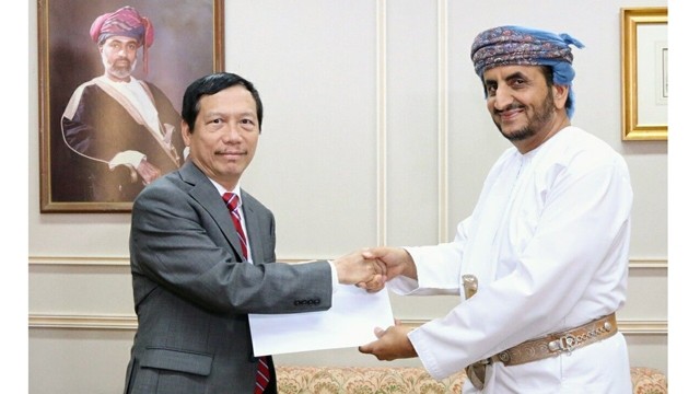 L’ambassadeur vietnamien auprès du Royaume d'Arabie saoudite et du Sultanat d'Oman, Vu Viêt Dung (à gauche) et le vice-ministre des AE d’Oman, Cheikh Khalifa bin Ali Al-Harthi. Photo : baoquocte.vn.