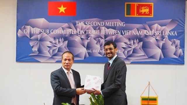 Le vice-ministre vietnamien de l’Industrie et du Commerce Cao Quôc Hung (à gauche) et son homologue sri-lankais Madhawa Dewasurendra, lors de la 2e session du sous-comité mixte Vietnam - Sri Lanka. Photo : MOIT.