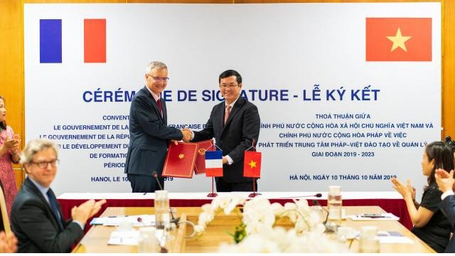 Cérémonie de signature de l'accord sur le développement du Centre franco-vietnamien de Formation à la gestion. Photo : cfvg.org.