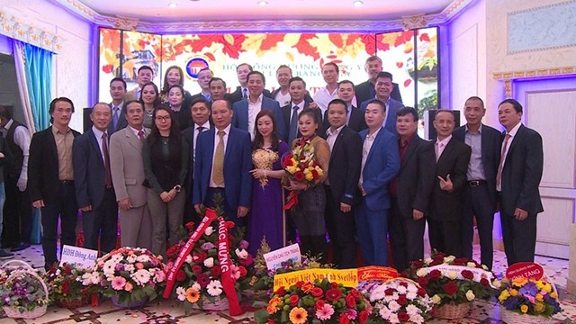 Les membres du Comité exécutif de l’Association des Compatriotes de Hung Yên pour le mandat (2017-2022) et des représentants de l’Ambassade du Vietnam en Russie et des Associations des Vietnamiens en Russie. Photo : VOV.