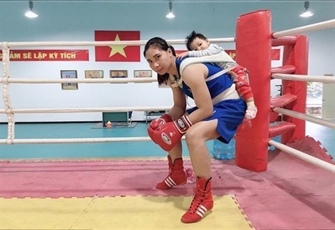 Hà Thi Linh et son bébé sur le ring. Photo : VNA.