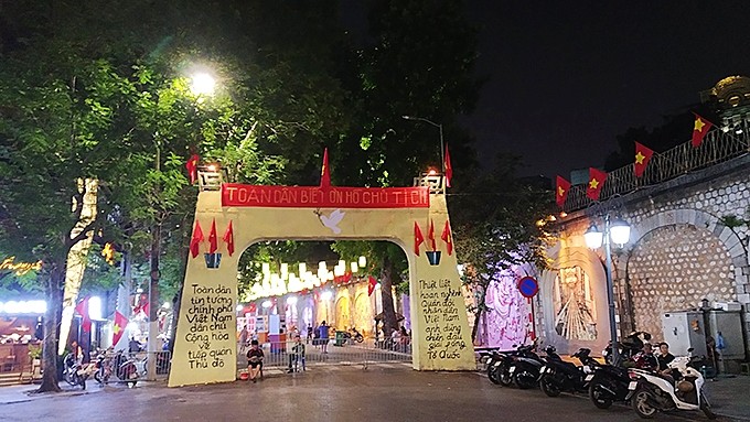 L’arc de triomphe à la rue Hàng Khay–Hanoi (octobre 1954) porte des inscriptions manuscrites pour souhaiter la bienvenue à l’armée triomphale qui est rentrée pour prendre en charge la gestion de la capitale. 