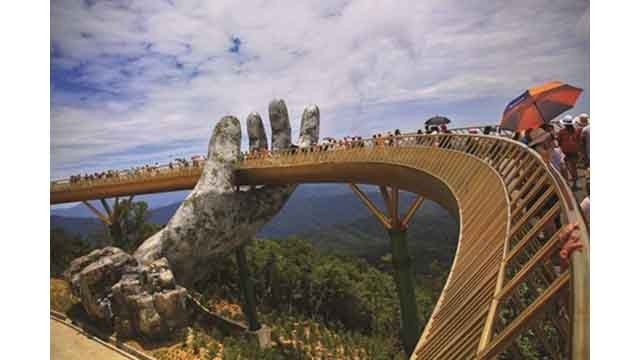 Le pont d'or à Dà Nang a été classé dans le top 100 des destinations les plus merveilleuses au monde, voté par le magazine Time. Photo: VNA