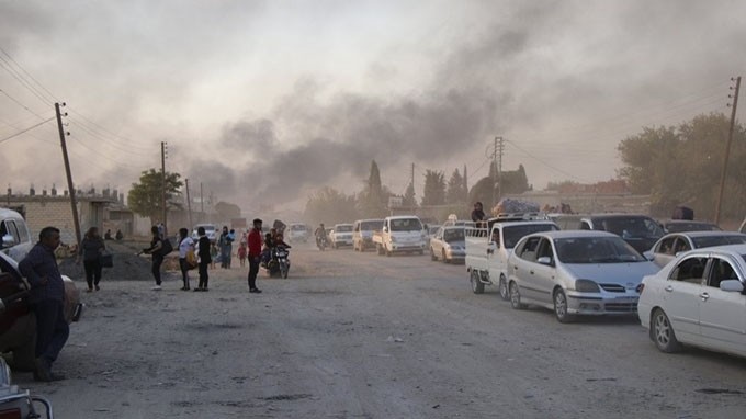 Des syriens quittent des zones situées à la frontière que l’aviation et l’artillerie turques ont pris pour cibles. Photo : AP.