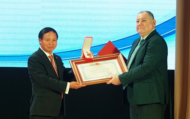 L’ambassadeur vietnamien en Russie, Ngô Duc Manh (à gauche), remet l’Ordre de l’amitié au recteur de l'Université d'État de Piatigorsk, Alexander Gorbunov. Photo: NDEL.