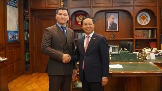 L’ambassadeur vietnamien en Russie Ngô Duc Manh (à droite) et le Président kalmouk Batu Khasikov. Photo : NDEL.