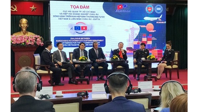 Dialogue entre la Douane de Hô Chi Minh-Ville et des représentants de 200 entreprises européennes en activité au Vietnam sur l’EVFTA. Photo : thoibaotaichinhvietnam.vn.