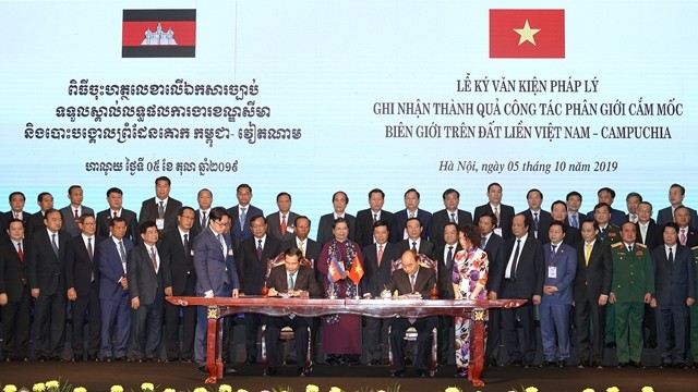 Les Premiers ministres vietnamien et cambodgien signent un traité complémentaire au Traité sur la délimitation des frontières nationales de 1985 et au Traité complémentaire signé en 2005 entre le Vietnam et le Cambodge. Photo : VGP.
