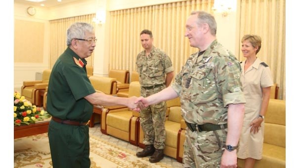 Le vice-ministre de la Défense du Vietnam, Nguyên Chi Vinh (à gauche) et l’attaché militaire britannique David Houghton, le 14 octobre à Hanoi. Photo : bienphong.com.vn.