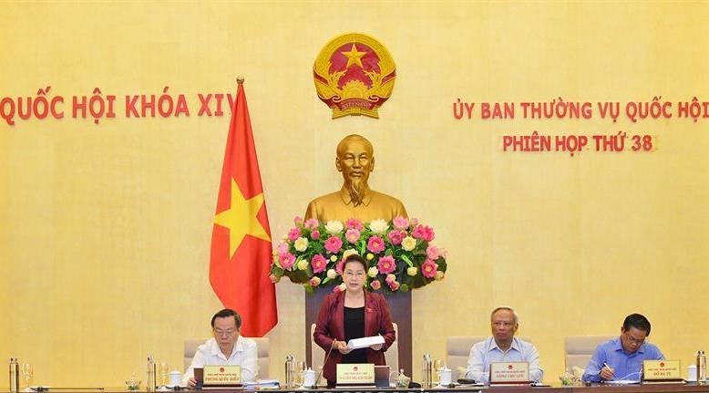 La Présidente de l'AN vietnamienne Nguyên Thi Kim Ngân (debout), lors de l'ouverture de la 38e session du Comité permanent de l’AN. Photo : QH.