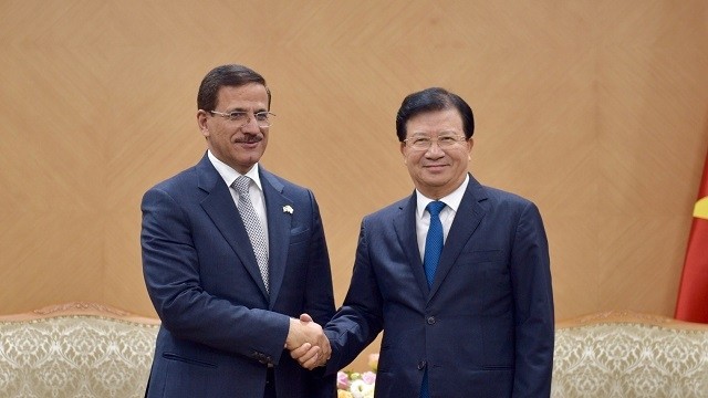 Le Vice-PM vietnamien Trinh Dinh Dung (à droite) et le ministre émirati de l’Économie Sultan bin Saeed Al Mansouri, le 15 octobre à Hanoi. Photo : VGP.