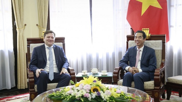 Le vice-ministre vietnamien des Affaires étrangères, Tô Anh Dung, et l’ambassadeur de Pologne au Vietnam Wojciech Gerwel. Photo : BQT.