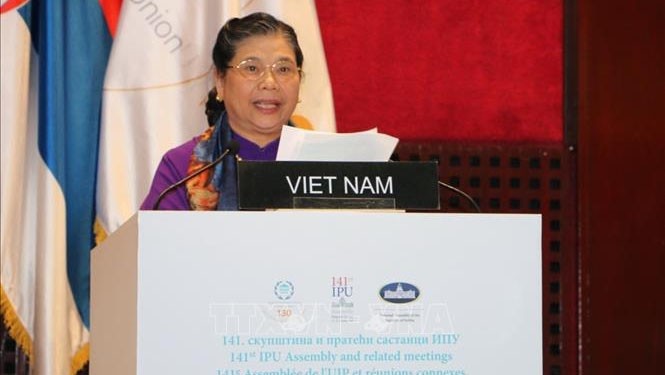 La Vice-Présidente de l’AN vietnamienne, Tong Thi Phong, prononce un discours lors de la plénière de l’UIP-141, le 15 octobre à Belgrade, en Serbie. Photo : VNA.
