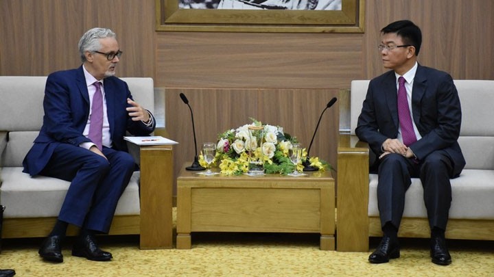 Le ministre de la Justice Lê Thành Long et l’ambassadeur d’Allemagne au Vietnam, Guido Hildner. Photo : BPL.