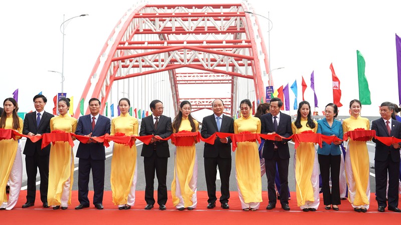 Cérémonie d'inauguration du pont Hoàng Van Thu. Photo : VGP.