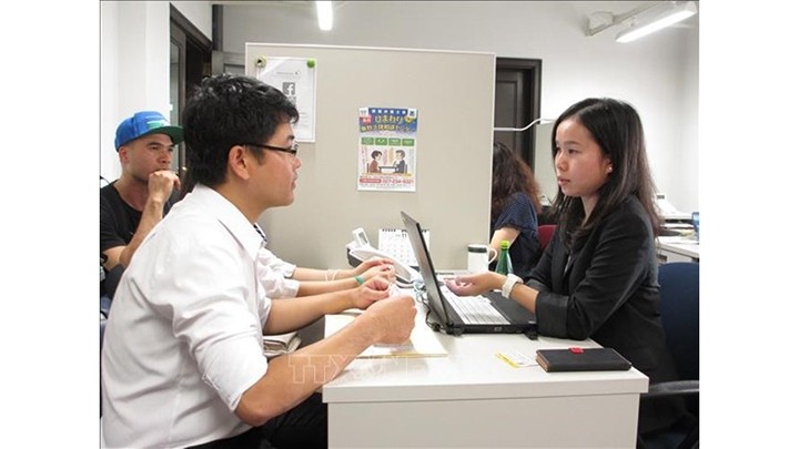 Des Vietnamiens reçoivent des consultations au centre de consultations de guichet unique. Photo : VNA.