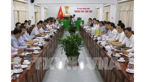 La réunion entre le Comité populaire de la ville de Cân Tho et les responsables du Ministère du Plan et de l’Investissement. Photo : VNA.