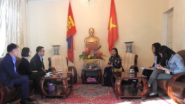 Rencontre entre l’ambassadrice vietnamienne en Mongolie Doàn Thi Huong et les représentants de plusieurs agences de voyage mongoles. Photo : KTDT.