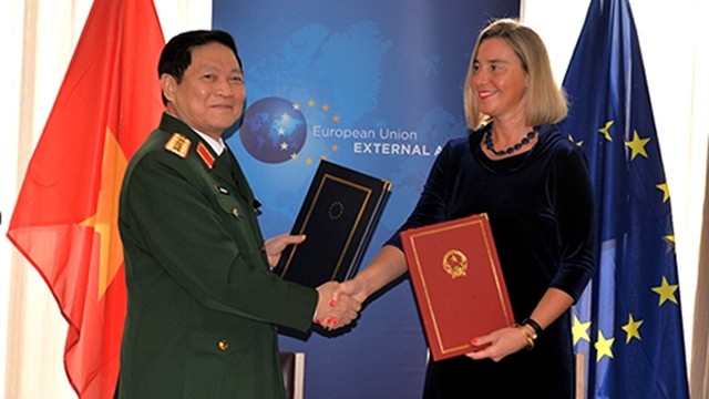  Le ministre vietnamien de la Défense, Ngô Xuân Lich (à droite) et la haute représentante de l'UE pour les affaires étrangères et la politique de sécurité et vice-présidente de la Commission européenne, Federica Mogherini. Photo : VNA.
