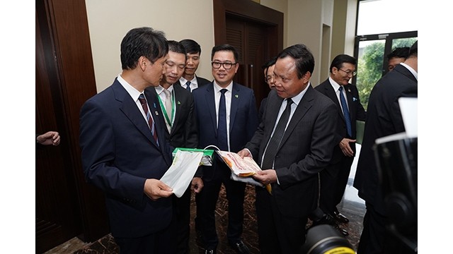 Le président du groupe An Phat Holdings, Pham Anh Duong présente des produits aux délégués de la préfecture de Kagoshima. Photo: Journal Tô Quôc