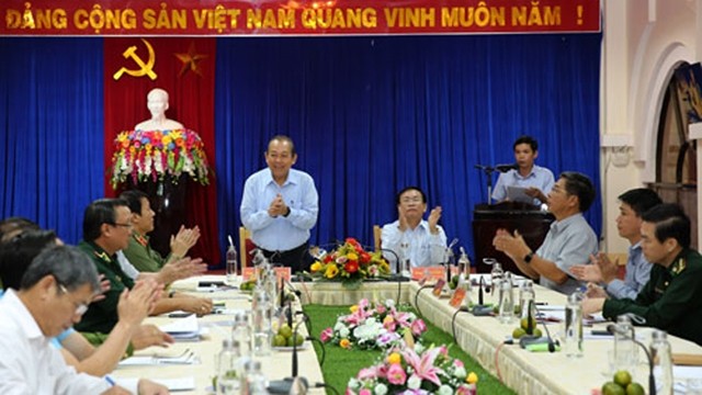 Le Vice-Premier ministre Truong Hoa Binh (debout) lors de sa séance de travail avec les dirigeants de la province de Kon Tum. Photo : VGP.