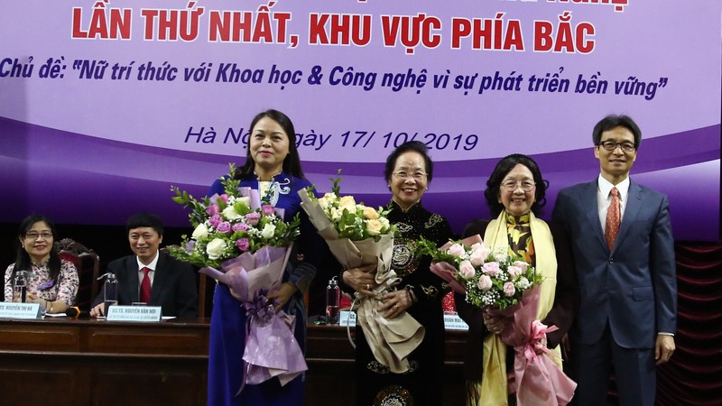 Le Vice-PM Vu Duc Dam (à droite) félicite les femmes intellectuelles lors de leur conference. Photo : VGP.