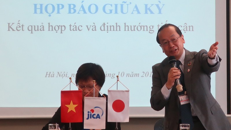 Konaka Tetsuo, représentant en chef de la JICA au Vietnam (au micro) prend la parole lors de la conférence de presse à mi-parcours, le 17 octobre à Hanoi. Photo : baodoanhnhantre.vn.