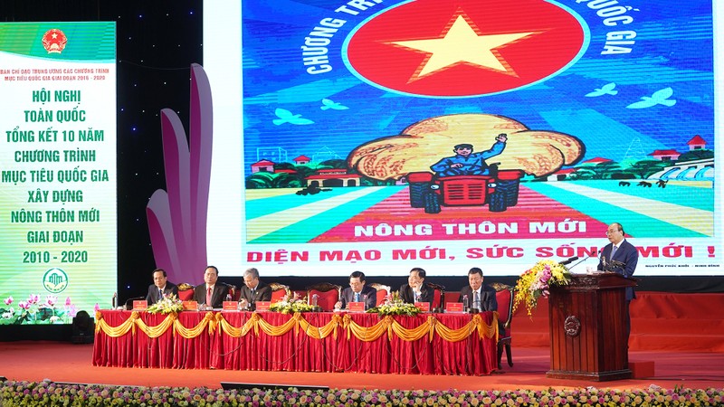 Le PM Nguyên Xuân Phuc prend la parole lors de la conférence sur les 10 ans de mise en œuvre du programme national cible sur l’édification de la Nouvelle Ruralité, le 19 octobre à Nam Dinh. Photo : VGP.