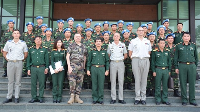 Des participants à l’échange de connaissances professionnelles franco-vietnamien sur les pratiques opérationnelles et l’assurance de la sécurité durant les missions de maintien de la paix de l’ONU. Photo : qdnd.vn.