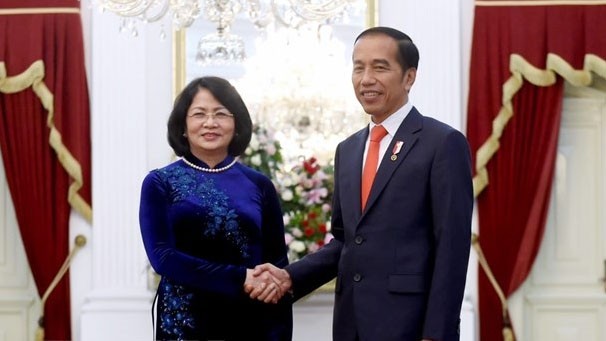La Vice-Présidente vietnamienne Dang Thi Ngoc Thinh et le Président indonésien Joko Widodo. Photo : VNA.