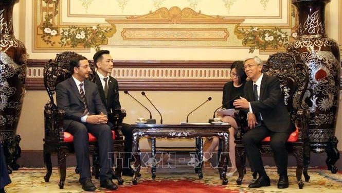 Le vice-président du Comité populaire de Hô Chi Minh-Ville, Vo Van Hoan (à droite), et le vice-ministre émirati de l’Économie, Abdullah Al Saleh. Photo : VNA.