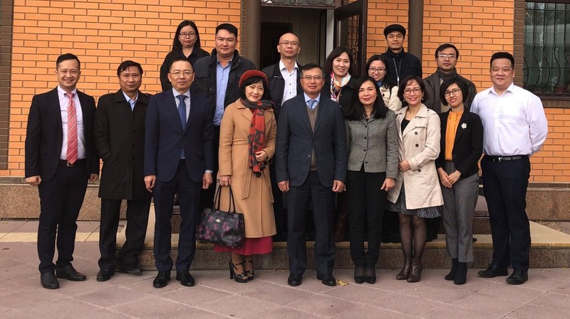 La délégation vietnamienne en visite à l'ambassade du Vietnam au Kazakhstan. Photo : baoquocte.vn