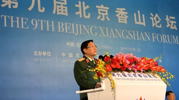 Le général Ngô Xuân Lich a prononcé un discours lors de la deuxième séance plénière du Forum. Photo : QDND.