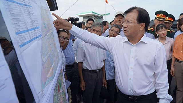 Le Vice-Premier ministre Trinh Dinh Dung inspecte la construction de la zone de réinstallation Lôc An - Binh Son. Photo : NDEL.