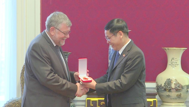 L'ambassadeur Vu Anh Quang (à droite) remet l’Ordre de l’amitié au président de l’Association Belgique-Vietnam, Pierre Gréga. Photo : VNA.