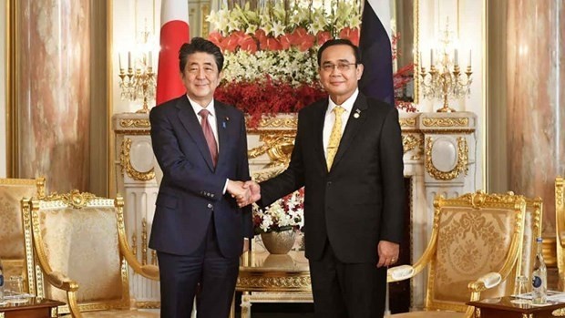 Le Premier ministre thaïlandais Prayut Chan-o-cha (à droite) et son homologue japonais Shinzo Abe, lors de leur rencontre le 23 octobre à Tokyo. Photo : Bangkok Post.