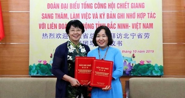 Présidente de la Fédération du Travail de Bac Ninh, Nguyên Thi Vân Hà (à droite) et la vice-présidente de la Fédération des syndicats du Zhejiang, Zhang Weihua. Photo : VNA.
