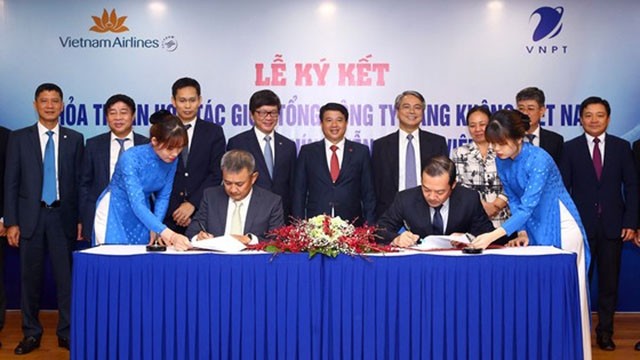 Cérémonie de signature de l’accord de coopération entre Vietnam Airlines et VNPT. Photo : sggp.org.vn.