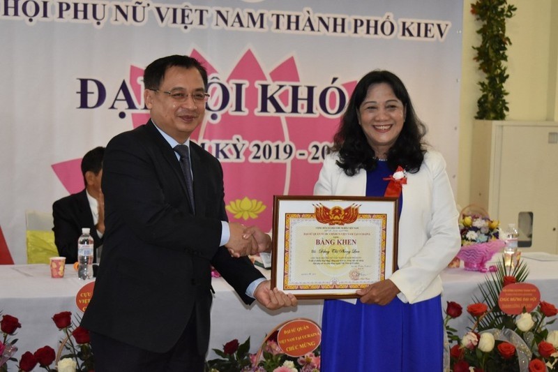 Remise du satisfecit à Dang Thi Phong Lan, présidente de l’Association des femmes vietnamiennes à Kiev. Photo: VOV.