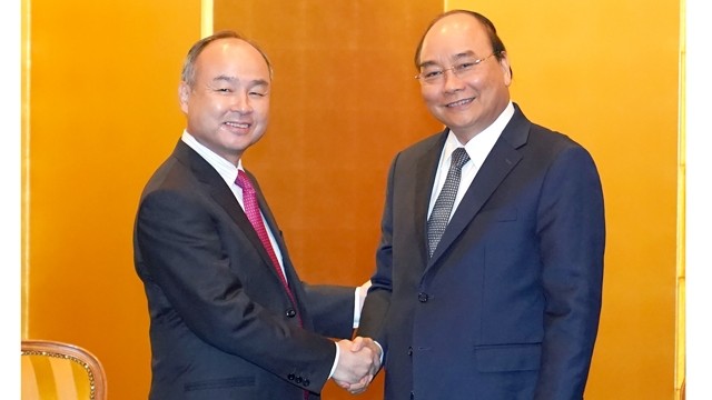 Le PM Nguyên Xuân Phuc  (à droite) et le président-directeur général du groupe SoftBank, Masayoshi Son, le 22 octobre à Tokyo. Photo : VGP.