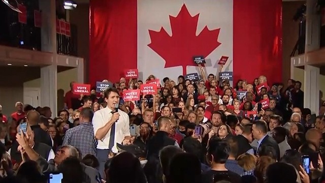 Le Premier ministre canadien Justin Trudeau (au micro) s'exprime dans un point de vote. Photo : truyenhinhthanhhoa.vn.