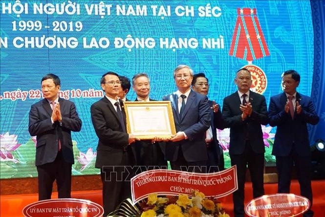 Cérémonie de remise de l’Ordre du Travail de 2e classe à l'Association des vietnamiens en République tchèque. Photo : Baotintuc.
