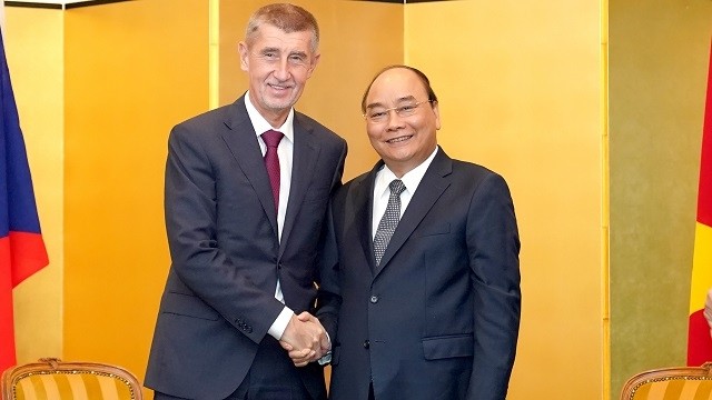 Le PM vietnamien Nguyên Xuân Phuc (à droite) et le PM tchèque Andrej Babis, le 22 octobre à Tokyo. Photo : VGP.