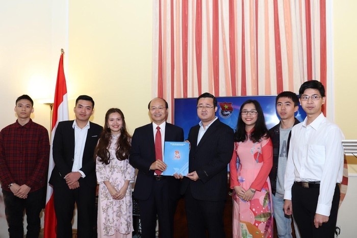 Comité exécutif par intérim de l’Association des étudiants vietnamiens en Autriche pour le mandat 2019 – 2021. Photo: Tienphong.