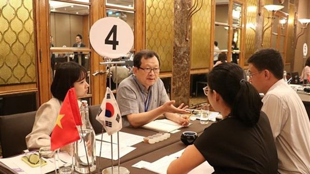 Un échange entre des représentants des entreprises sud-coréennes et de Hô Chi Minh-Ville en marge du séminaire. Photo : VNA.