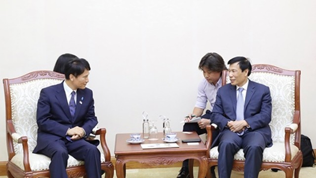 Le ministre de la Culture, des Sports et du Tourisme, Nguyên Ngoc Thiên (à droite) et le gouverneur de la préfecture japonaise de Kagoshima, Mitazono Satoshi. Photo : baovanhoa.vn.